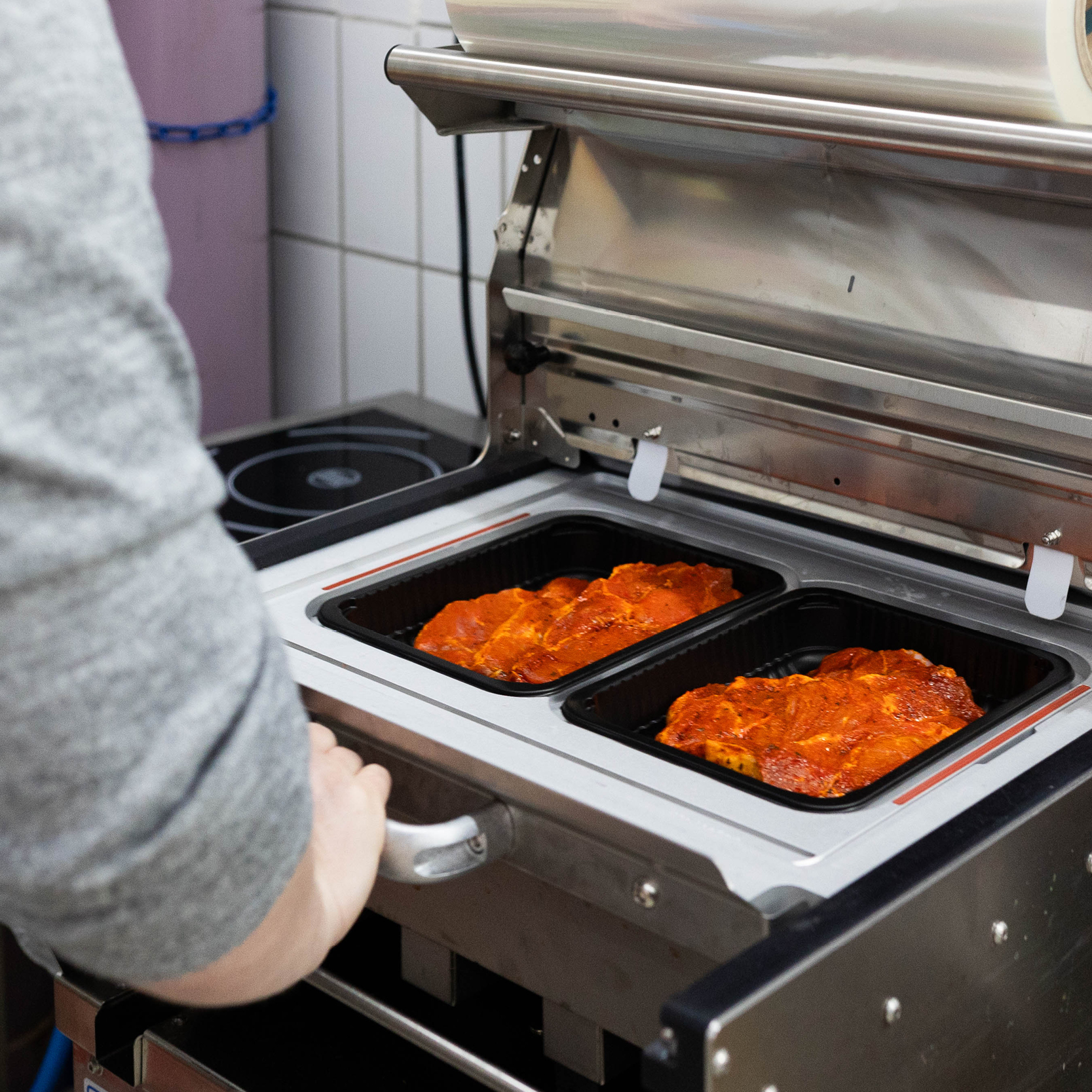 Frisches Fleisch verpackt in SB Theke