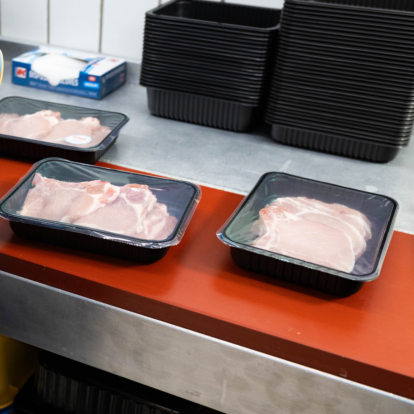 Frisches Fleisch verpackt in SB Theke