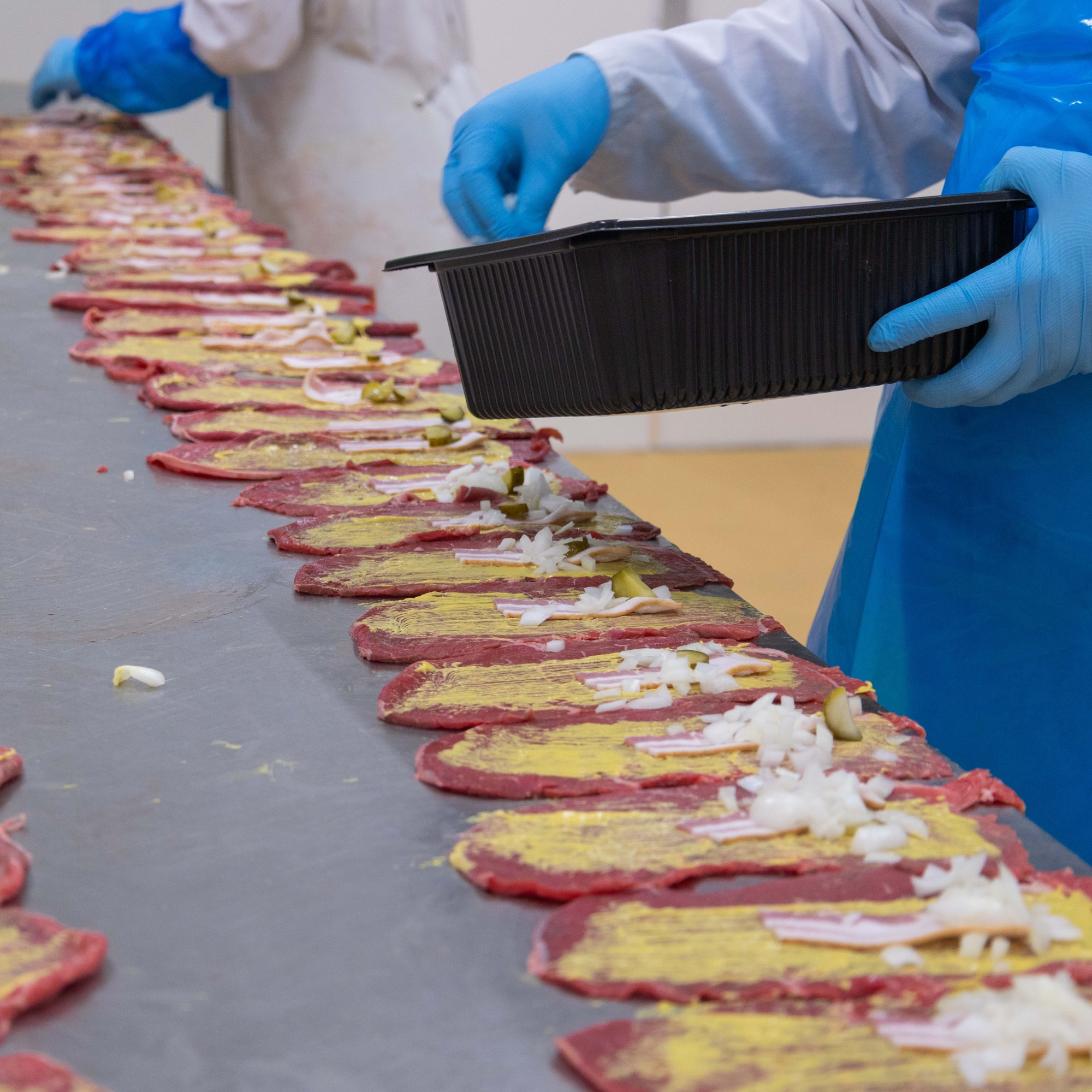 Arbeiter bereitet Delikatessen für die Gastronomie zu