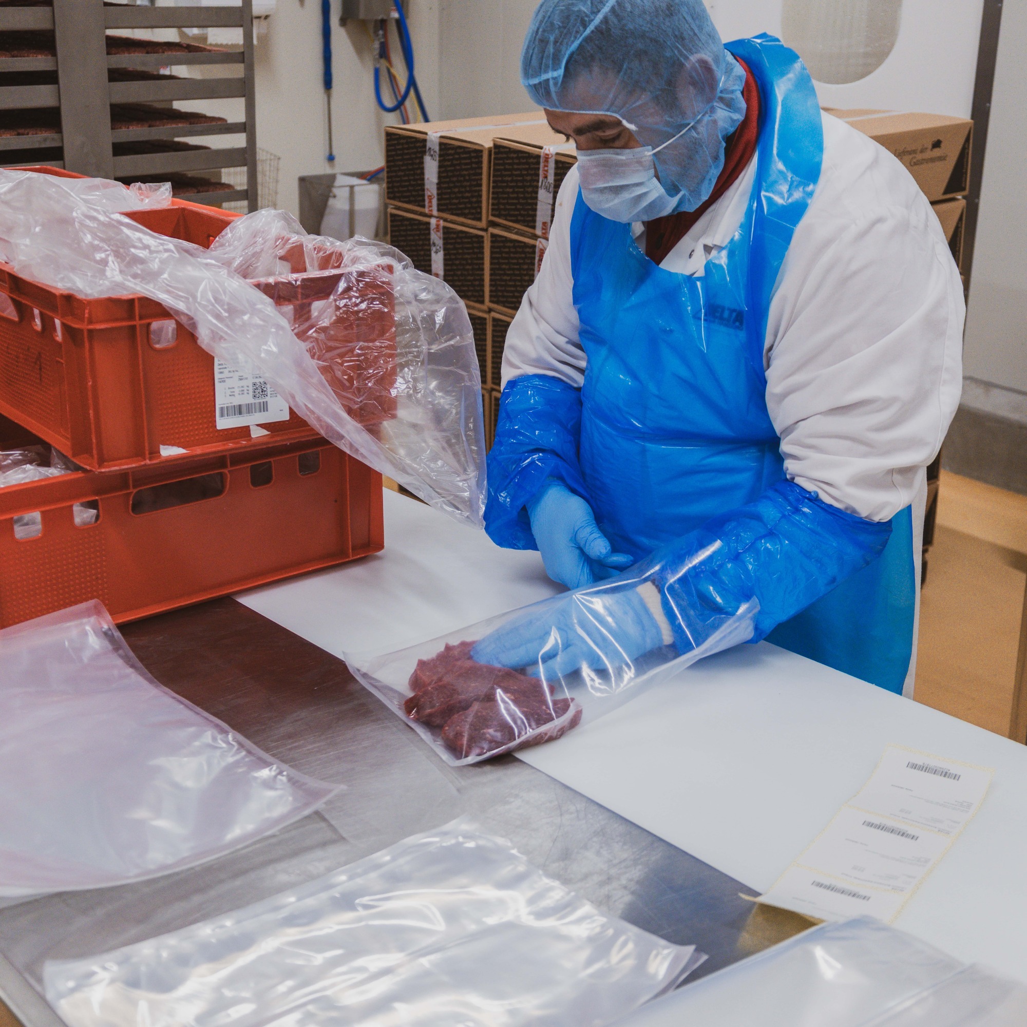 Arbeiter verpackt Fleisch