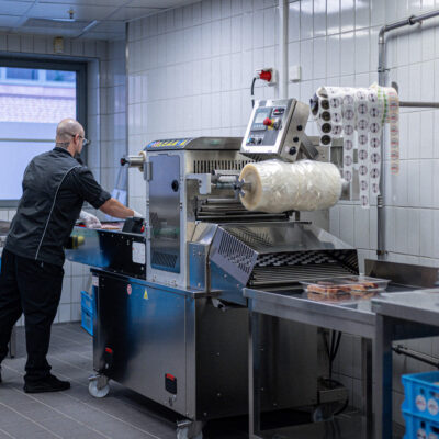 So verpackt EDEKA täglich frisch mit einem Schalensiegler!
